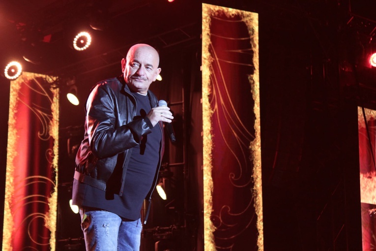 Bp Ignacy Dec na scenie z Marcinem Dańcem