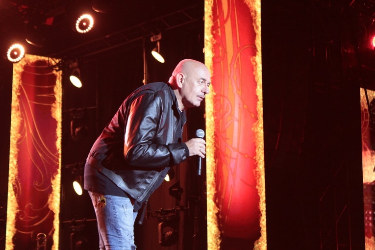 Bp Ignacy Dec na scenie z Marcinem Dańcem
