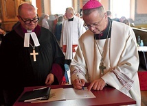 ►	Na zakończenie nabożeństwa biskupi oraz pielgrzymi podpisali okolicznościowy list do papieża Franciszka.