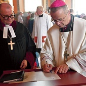 ►	Na zakończenie nabożeństwa biskupi oraz pielgrzymi podpisali okolicznościowy list do papieża Franciszka.