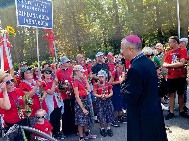 ▲	Pątników na jasnogórskich błoniach przywitał bp Tadeusz Lityński. Później modlił się wraz z nimi w kaplicy Cudownego Obrazu.