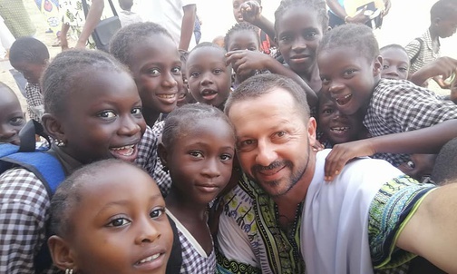 01.08.2021 | Misje w islamskiej Gambii i "kościół" ku czci Diego Maradony