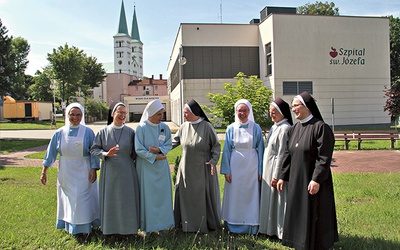 	Zakonna ekipa przed Szpitalem św. Józefa – od lewej: siostra Wojciecha, matka Paulina, siostry Izabela, Marietta, Anna, Janina i Natana. 