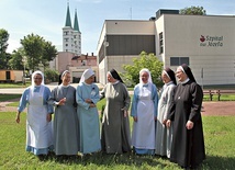 	Zakonna ekipa przed Szpitalem św. Józefa – od lewej: siostra Wojciecha, matka Paulina, siostry Izabela, Marietta, Anna, Janina i Natana. 