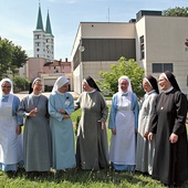 	Zakonna ekipa przed Szpitalem św. Józefa – od lewej: siostra Wojciecha, matka Paulina, siostry Izabela, Marietta, Anna, Janina i Natana. 