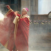 Arcybiskup Wiktor Skworc i żołnierze na Eucharystii.