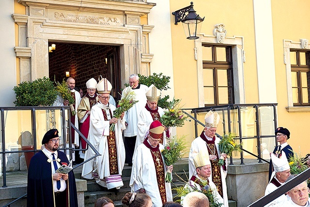 Suma została odprawiona  na dziedzińcu dawnego opactwa cystersów.