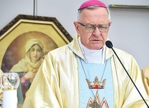 	Msza Święta odbyła się przy ołtarzu polowym obok sanktuarium.