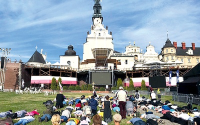 Pątnicy tradycyjnie przez chwilę zaraz po przyjściu leżeli krzyżem, modląc się w ciszy.