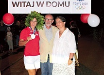 	Przed domem  na krakowskich Klinach olimpijka cieszy się z sukcesu z rodzicami – Anną i Robertem Springwaldami.