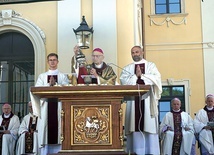 ▲	Jubilat przewodniczył Eucharystii na dziedzińcu pocysterskiego opactwa. 