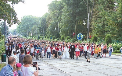 ▲	Jubileuszowa pielgrzymka z Płocka na Jasną Górę miała charakter dziękczynny  za ludzi i Boże łaski.