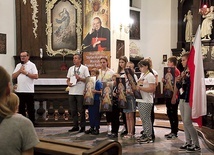 ▲	Goście z Wileńszczyzny przywieźli ze sobą reprodukcje obrazu Jezusa Miłosiernego pędzla Eugeniusza Kazimirowskiego.