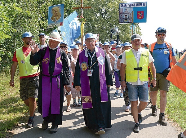 ◄	Z Przeprośnej Górki jako pierwsza wyruszyła kolumna skarżyska. 