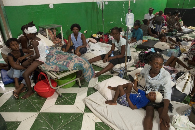 Haiti: Bandy kryminalne utrudniają pomoc, apel o korytarze humanitarne