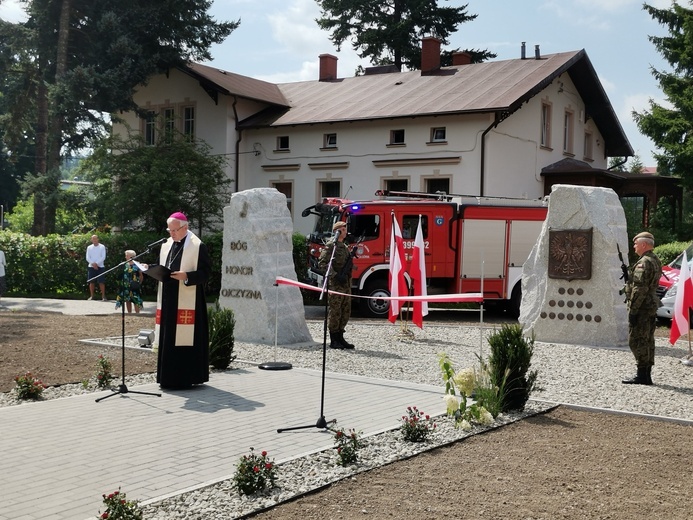 Bp Marek Mendyk w czasie uroczystości na pl. Sienkiewicza.