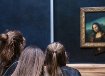 Słynna „Mona Lisa” Leonarda da Vinci została skradziona z Luwru w 1911 r. przez jednego z pracowników muzeum. Sprawca został ujęty, a obraz wrócił na swoje miejsce.