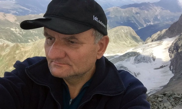 Niewyraźna ścieżka prowadząca na szczyt