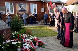 Wiązankę kwiatów przy kamieniu upamiętniającym kandydata na ołtarze złożyli bp Marek Solarczyk i Marcin Krzysztofik.