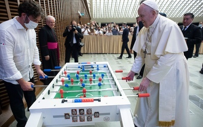 Papież Franciszek zagrał z wiernym w piłkarzyki