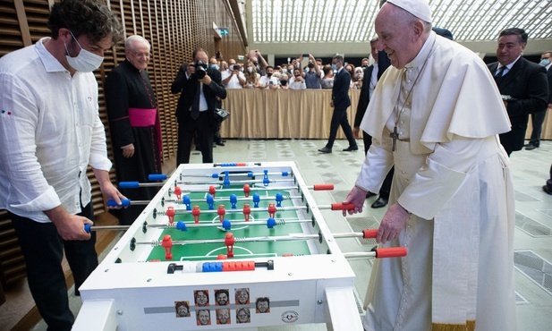 Papież Franciszek zagrał z wiernym w piłkarzyki