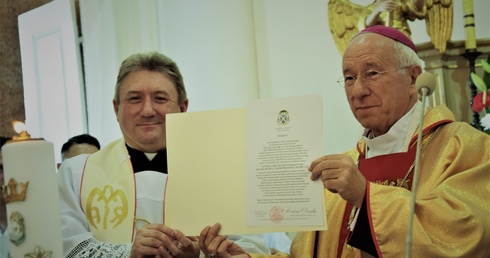 Biskup Dziuba na ręce ks. Dariusza Szeląga przekazał dekret ustanawiający w Suserzu sanktuarium.