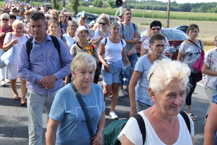 Pielgrzymi z Żychlina i Msza św. z wprowadzeniem relikwii papieża