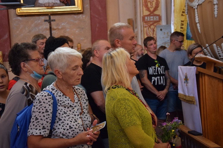 Pielgrzymi z Żychlina i Msza św. z wprowadzeniem relikwii papieża
