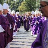 Abp Henryk Hoser SAC spoczął w krypcie w praskiej katedrze