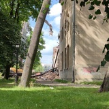 Wyburzanie budynku szkoły 