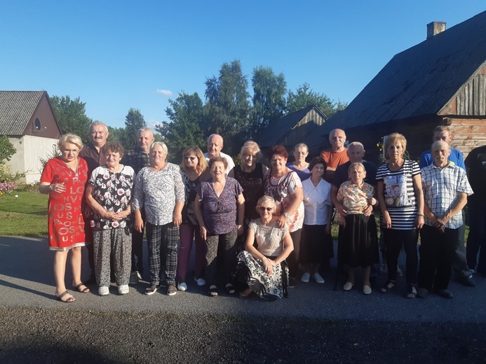  Anna Lis (z lewej) z wolontariuszami i seniorami w Leszczynie.