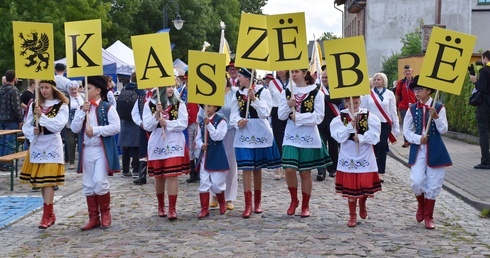 Kaszubi przemaszerowali ulicami Pucka.