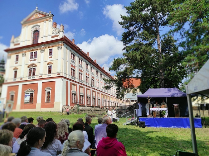 IV Archidiecezjalna Pielgrzymka Czcicieli Maryi - Wspólnot Żywego Różańca w Henrykowie