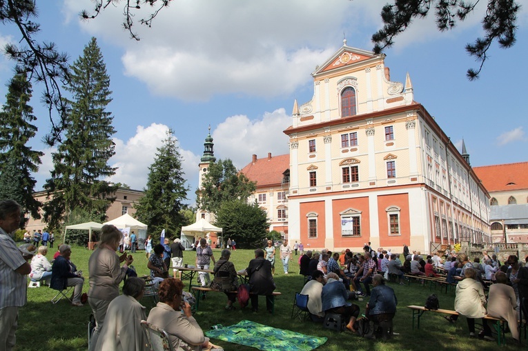 IV Archidiecezjalna Pielgrzymka Czcicieli Maryi - Wspólnot Żywego Różańca w Henrykowie