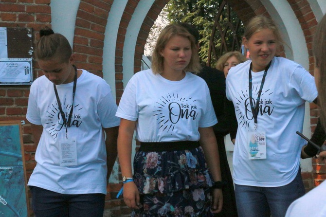 Krzyż i ikona Matki Bożej wśród młodych