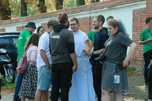 Krzyż i ikona Matki Bożej wśród młodych