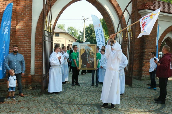 Krzyż i ikona Matki Bożej wśród młodych