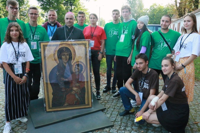 Krzyż i ikona Matki Bożej wśród młodych