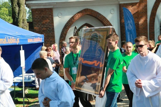 Krzyż i ikona Matki Bożej wśród młodych