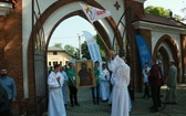 Krzyż i ikona Matki Bożej wśród młodych