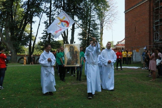 Krzyż i ikona Matki Bożej wśród młodych