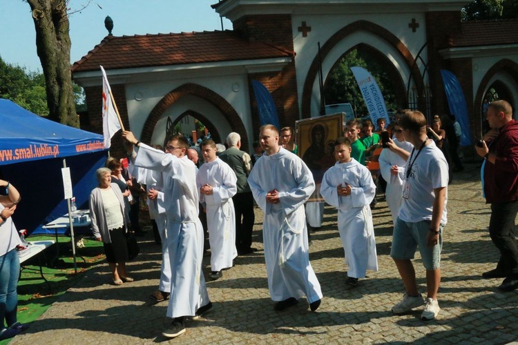 Krzyż i ikona Matki Bożej wśród młodych