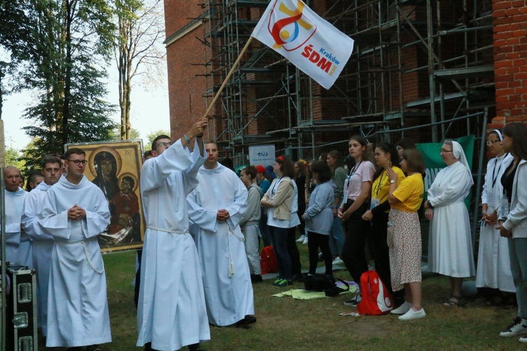 Krzyż i ikona Matki Bożej wśród młodych