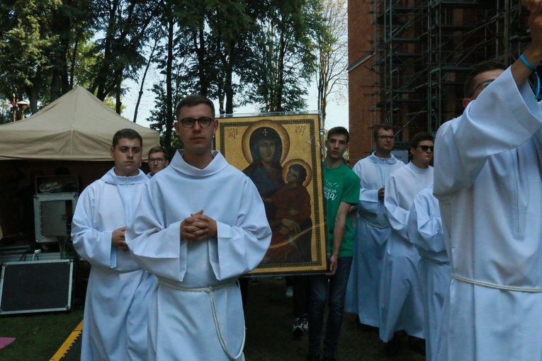 Krzyż i ikona Matki Bożej wśród młodych