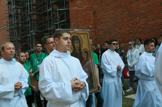 Krzyż i ikona Matki Bożej wśród młodych