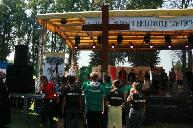 Krzyż i ikona Matki Bożej wśród młodych