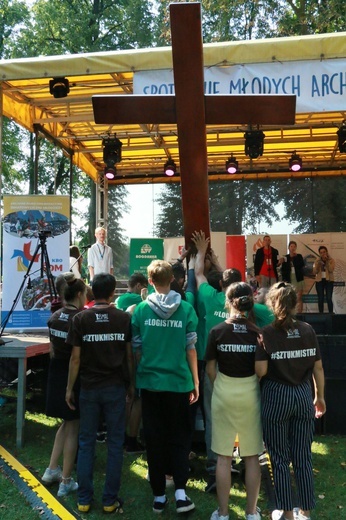 Krzyż i ikona Matki Bożej wśród młodych