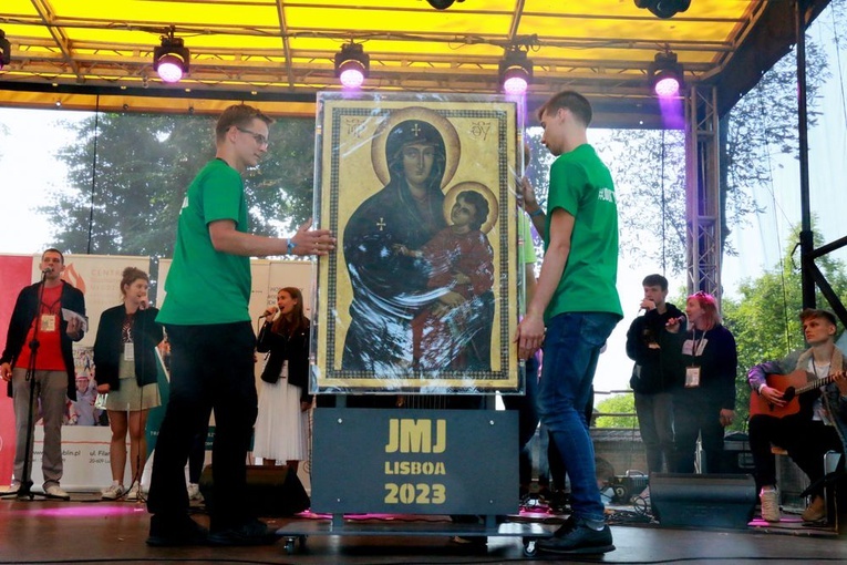 Krzyż i ikona Matki Bożej wśród młodych