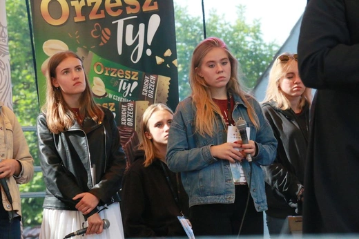 Krzyż i ikona Matki Bożej wśród młodych