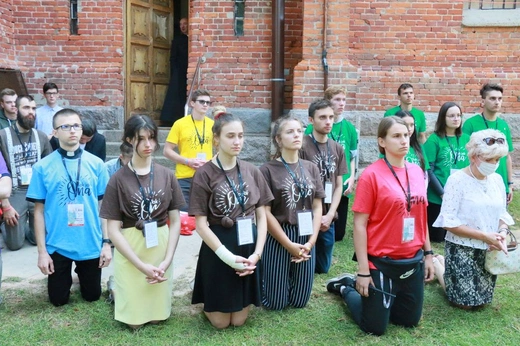 Krzyż i ikona Matki Bożej wśród młodych